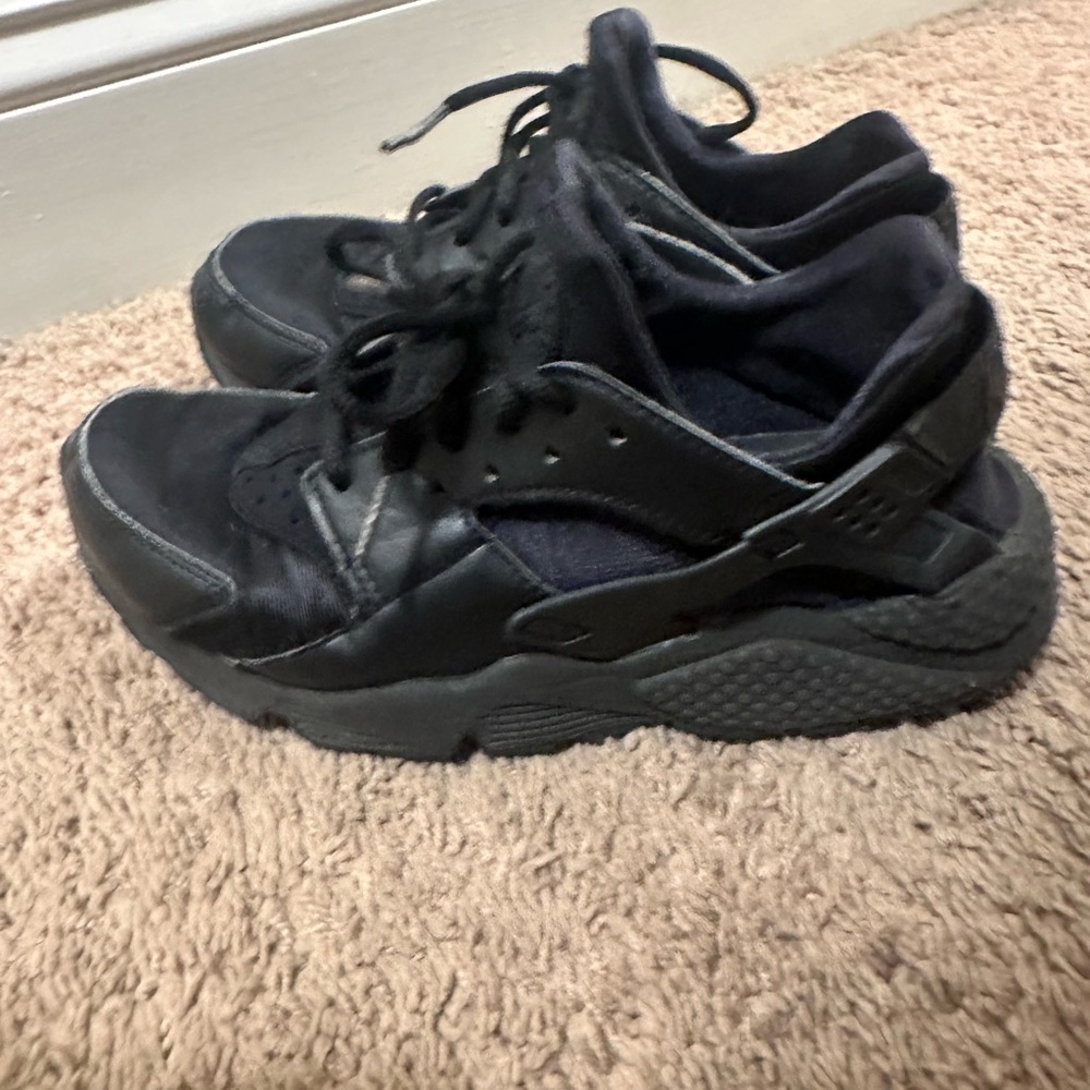 Nike Black Huaraches
